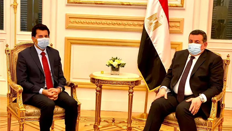 وزيرا الإعلام والشباب يبحثان طرق التعاون حال عودة النشاط الرياضي