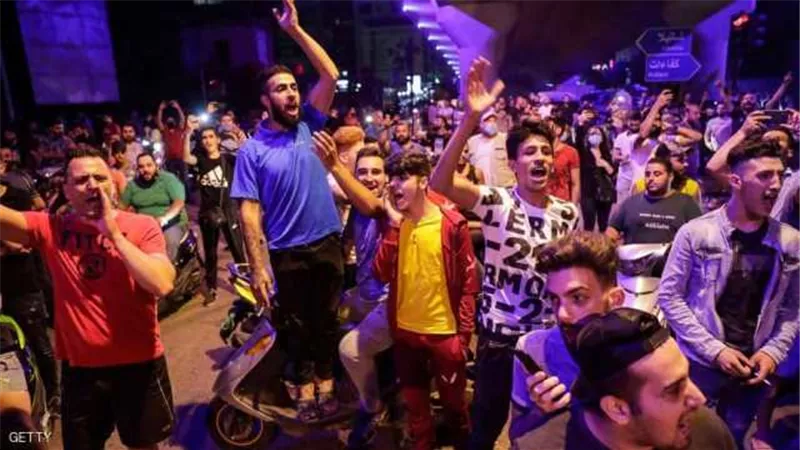 انهيار الليرة اللبنانية يفجر احتجاجات جديدة