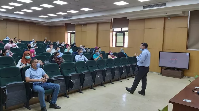 محاضرات عن الإدارة والتنمية المحلية لشباب المجلس الاستشارى ببنى سويف