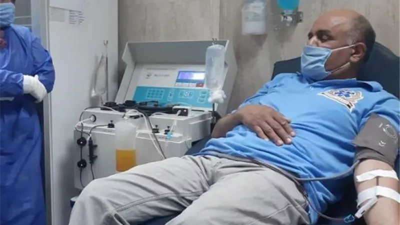 سائق إسعاف يتبرع بالبلازما لزميله المسعف اثناء علاجه بمستشفى الراجحى الجامعي بأسيوط .صور