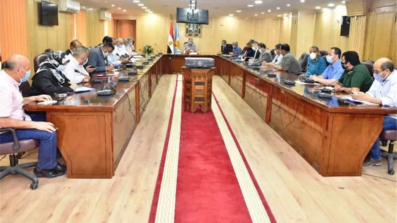 محافظ أسيوط يترأس اجتماع الخطة الاستثمارية الجديدة.. تعرف عليها بالصور
