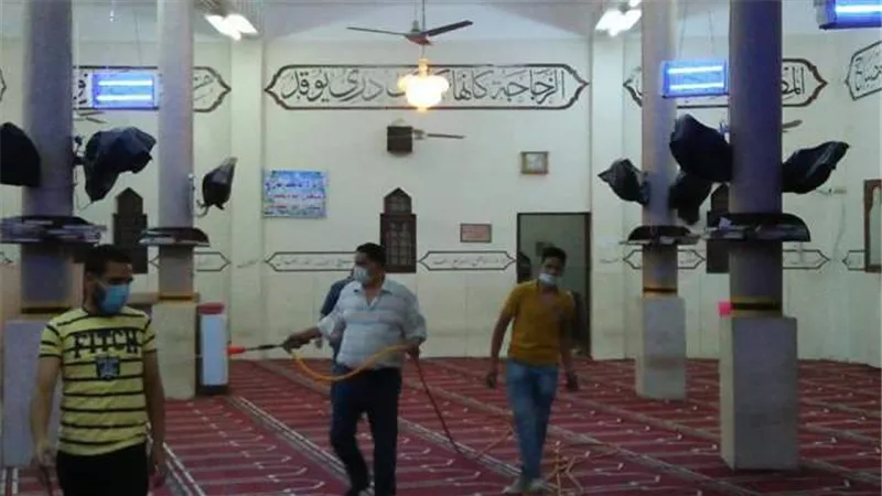 مواطن أسيوطي يواصل تطهير المساجد والكنائس لمواجهة كورونا .صور