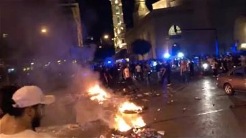 متظاهرون لبنانيون يحطمون المحال التجارية بوسط بيروت