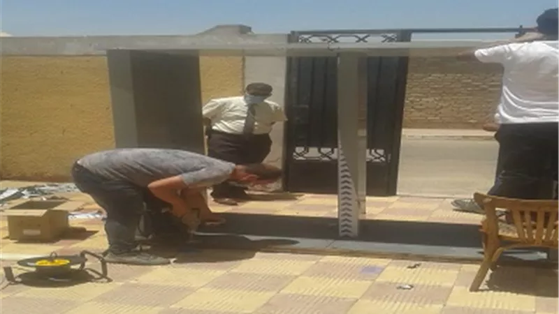 بوابات تعقيم اليكترونية وإجراءات وقائية بلجان الثانوية العامة بمدارس القاهرة