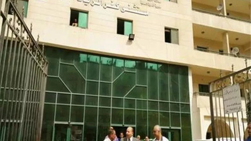 يدفن رجلاً بدلاً من والدته.. والطب الوقائي يستخرج الجثتين ويعيدهما لأهاليهما