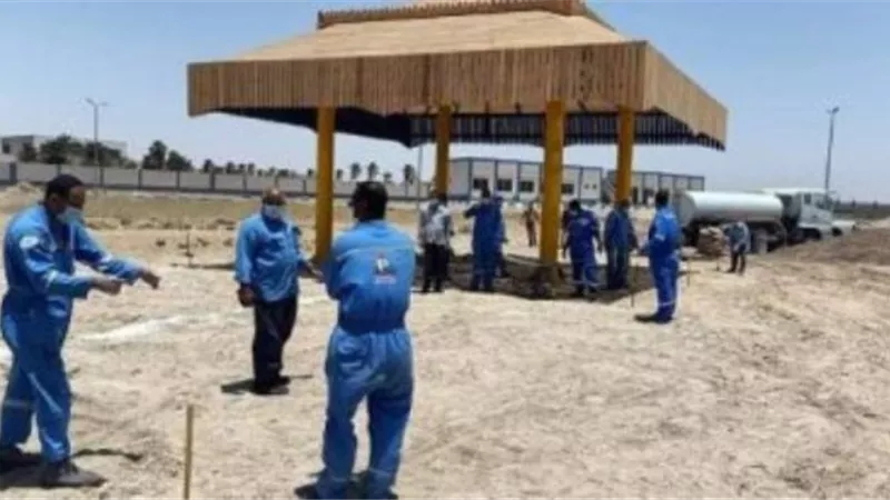 عبد العظيم يتابع تنفذ أكبر برجولة على شاطئ الفيروز بطور سيناء