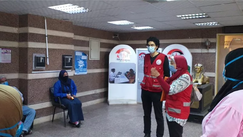 التضامن والهلال الاحمر ينظمان حملة توعية للعاملين بالوزارة بالاجراءات الوقائية من كورونا