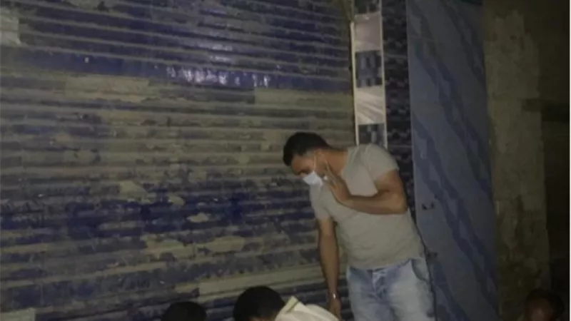 غلق وتشميع ٤ محال ومقهى بكفرالحصر بالزقازيق وازالة حديد اسانسير فى احد شوارع حى ثان صور