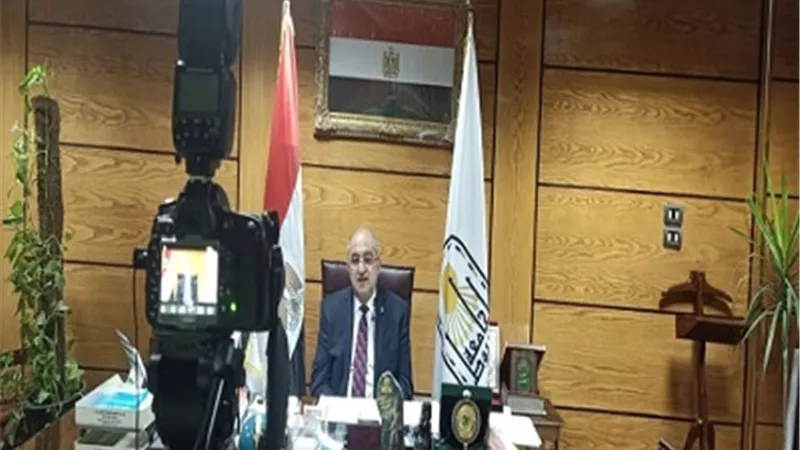رئيس جامعة أسيوط يدعو المتعافين من كورونا للتبرع بالبلازما..فيديو