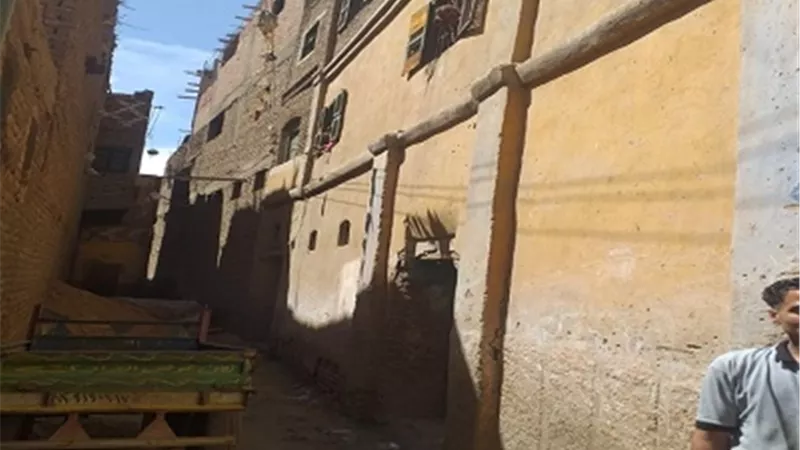 إزالة فورية لحالة تعدي مخالف لقانون البناء في قرية أولاد اسماعيل بسوهاج..صور