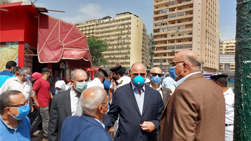 محافظ القاهرة يطالب بإزالة كل الأكشاك العشوائية بميدان رمسيس