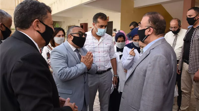 انتاج الكمامات بأيدى طالبات التعليم الفنى بالإسكندرية
