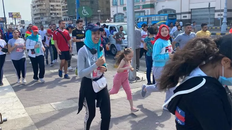 تعريض حياة عشرات الاطفال للاصابة بكورونا على كورنيش الاسكندرية صور