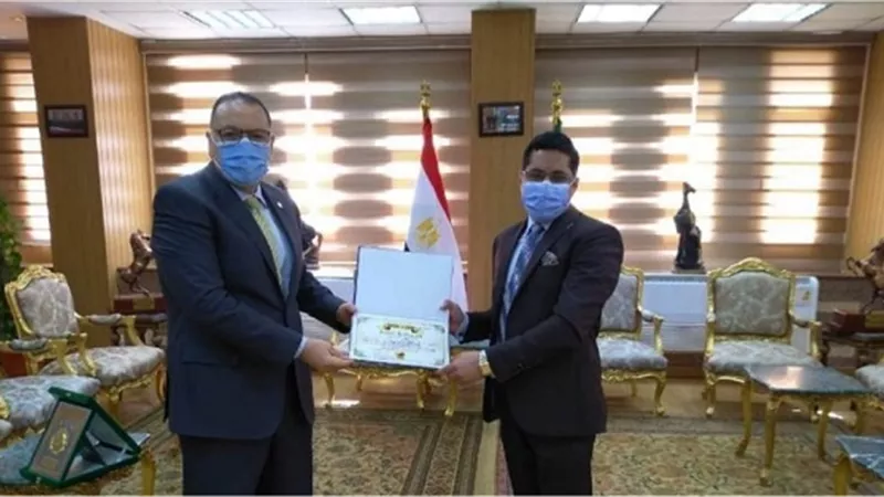 محافظ الشرقية يكرم باحثا قانونيا لتعيينه مستشارا بمجلس الدولة