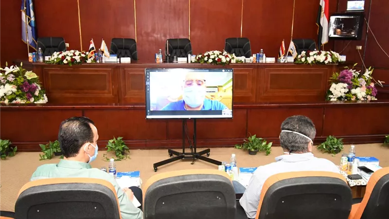 وزير الإسكان يلتقى رؤساء أجهزة المدن الجديدة لمتابعة تطبيق قانون التصالح فى بعض مخالفات البناء