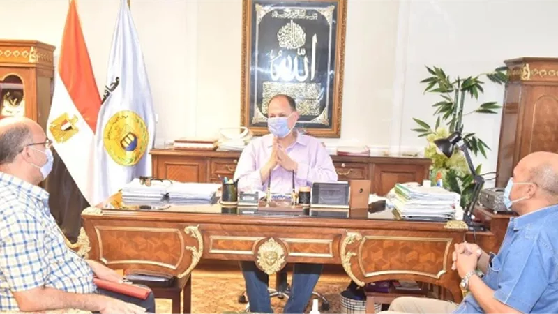 محافظ أسيوط يلتقي مدير الطب البيطري ويعلن تطوير مزارع المحافظة