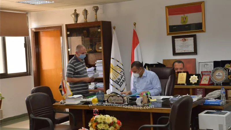 نائب رئيس جامعة أسيوط يعود لاستئناف عمله بعد انتهاء فترة النقاهة وتمام شفائه من فيروس كرونا
