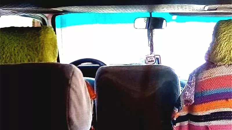 فى لفته إنسانية.. سائق أجرة يوفر كمامات مجانية لغير القادرين بالوادى الجديد