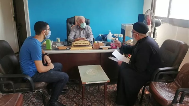 رئيس مدينة بني سويف يستقبل القمص فام