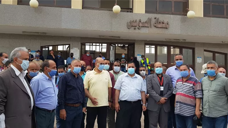 النائب طارق متولي ورئيس هيئة سكك حديد مصر في جولة بمزلقانات ومحطات السويس