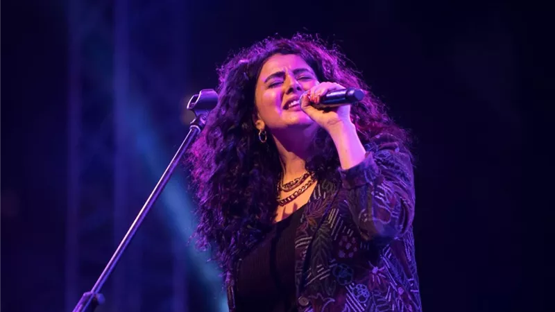 بالصور.. كواليس أكبر مهرجان موسيقي عربي أونلاين يجمع 12 فناناً وفرقة غنائية في 8 حفلات