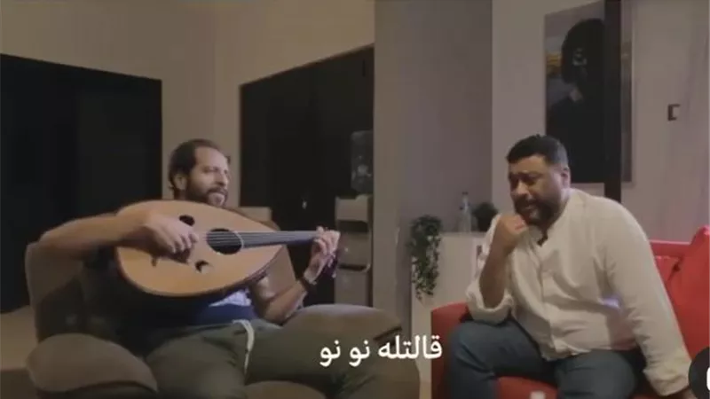 شاهد .. محمد جمعة يداعب جمهوره بدويتو غنائي برفقة أحمد أمين