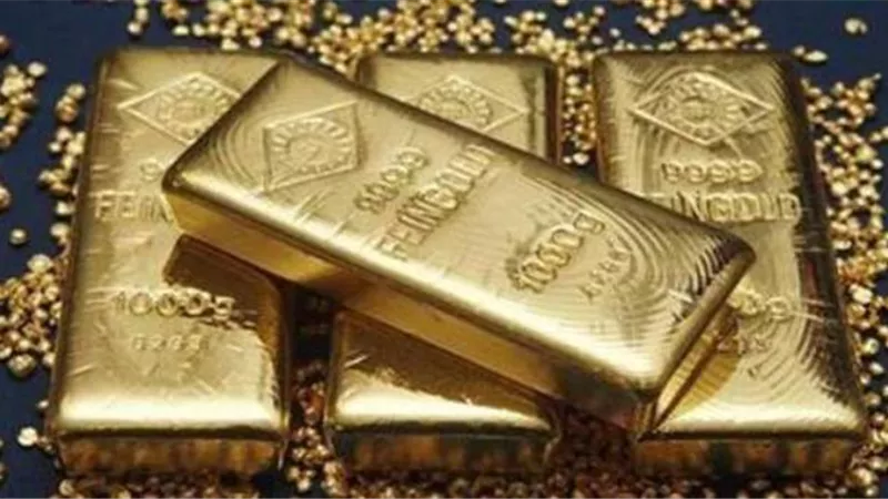 الذهب يهبط لكن يبقى بنطاق ضيق مع تأثر الأسهم بالقلق من موجة ثانية