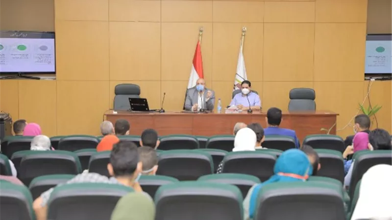 محافظ بني سويف يشهد جلسة حوارية مع الشباب
