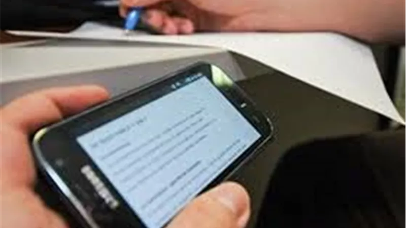 التعليم تكشف عن عقوبة ضبط الهاتف المحمول داخل لجان امتحانات الثانوية