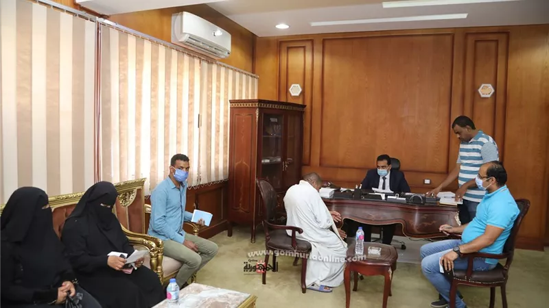 محافظ قنا ونائبه يبحثان شكاوى المواطنين خلال اللقاء اليومى مع المواطنين