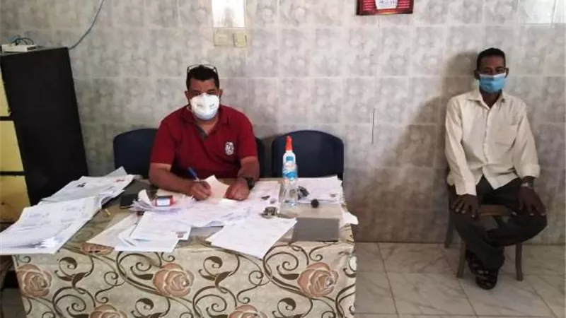 النظام وفاصل أمان بين منتفعى القومسيون الطبي بمستشفي الداخلة العام.. بالصور