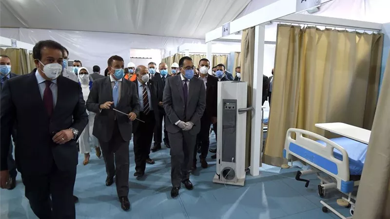 بنظام درايف ثرو .. مدبولى يشهد تجربة حية لإجراء تحاليل كوفيد 19