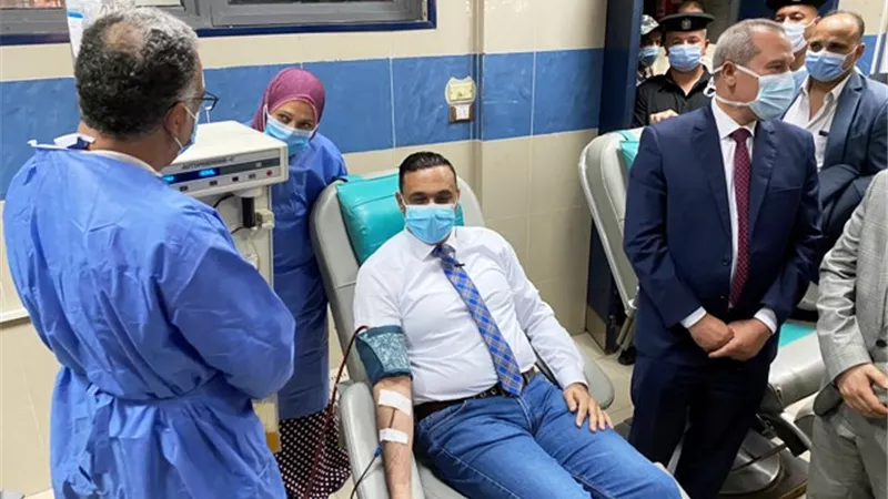 محافظ الدقهلية يتبرع ببلازما الدم لمرضي كورونا.. بالصور