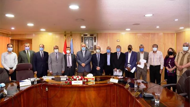 محافظ أسيوط يوقع عقود تطوير البنية الأساسية بـ 4 مراكز بـ55 مليون جنيه.. بالصور