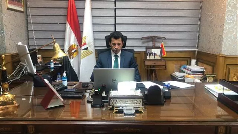 تكريم نجل الشهيد المنسى ضمن حفل ختام البطولة العالمية للرماية أونلاين