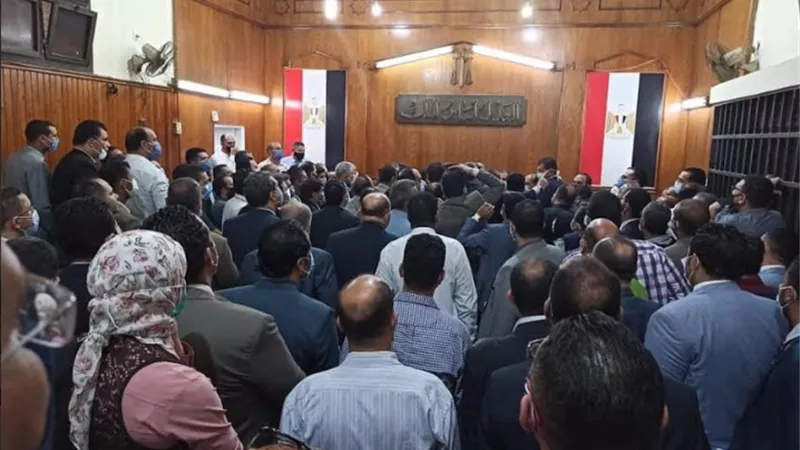 جنح اول المنصورة تقضى بحبس المحامى المتهم بالتعدي على ضابط شرطة سنه وكفاله ٢٠٠٠ جنيه