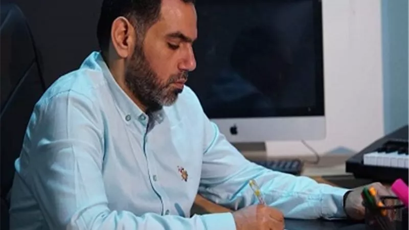الإعلامي محمدين برغوث يستعين بنجوم مسرح مصر في 