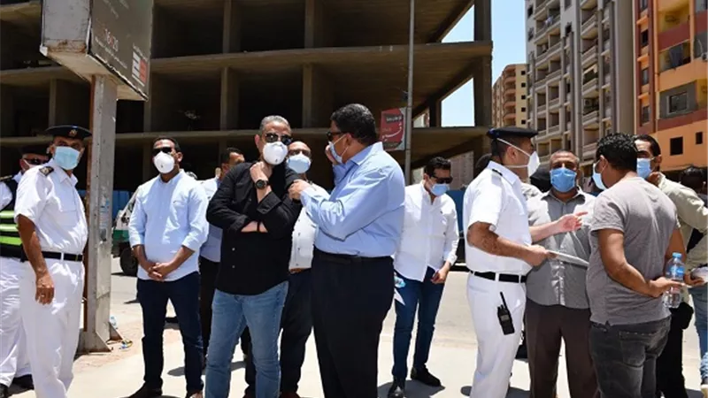 محافظ الفيوم يترأس حملة لإزالة مبنيين مخالفين بمنطقة دل