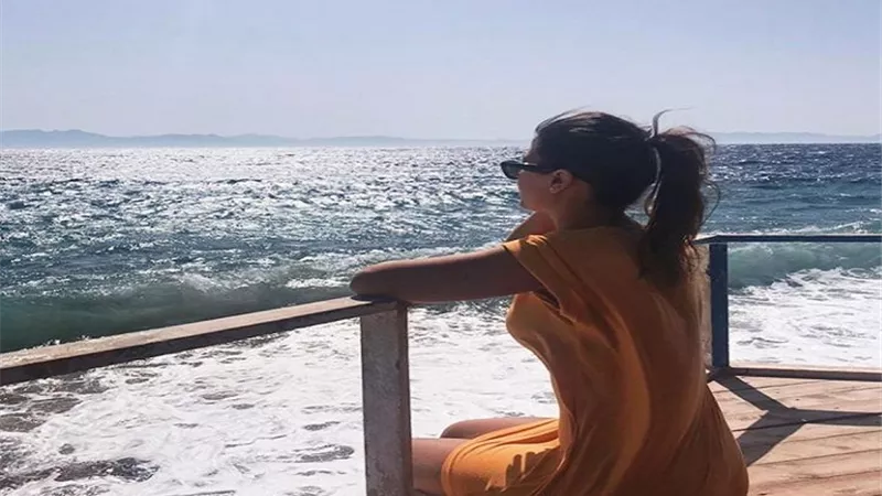 اسراء رخا نجمة تتلألأ بين السماء والبحر فى أحدث إطلالتها