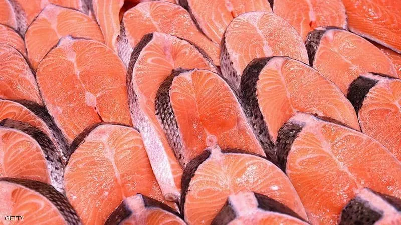 الصحة العالمية تحقق في سلالة كورونا الجديدة.. السلمون متهم