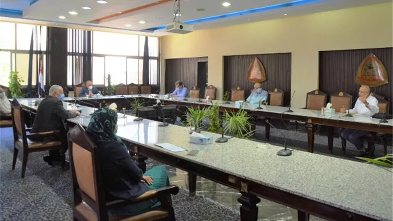 رئيس جامعة الزقازيق يجتمع باللجنة الفنية لمواجهة جائحة كورونا بمستشفيات الجامعة.. بالصور