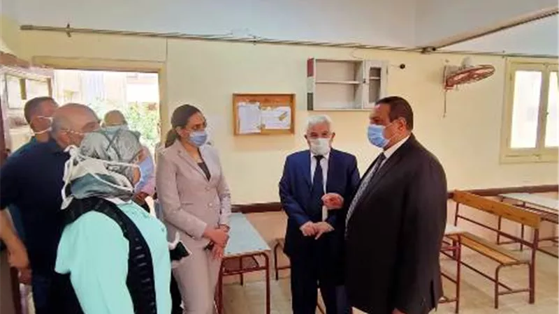محافظ البحيرة يتفقد لجان الثانوية العامة بدمنهور.صور