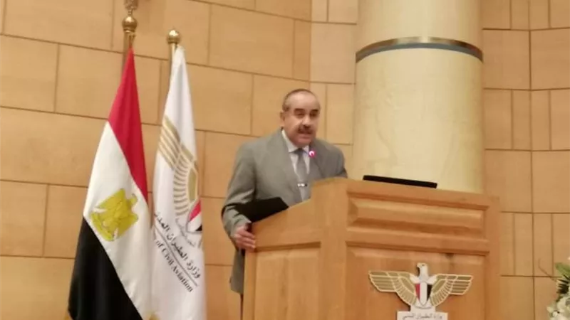 وزير الطيران : ملتزمون بقرارات الدولة فيما يخص عودة العاملين