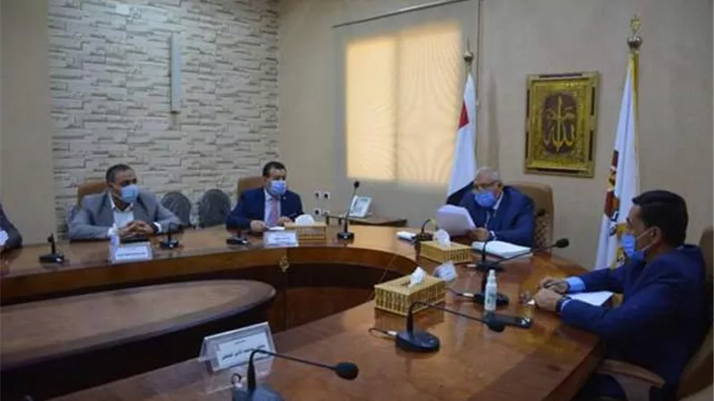 عودة وقف وسائل النقل وعقوبات لمخالفي العزل المنزلي في الداخلة بالوادي الجديد .صور