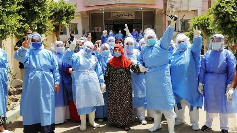مستشفي السعديين: خروج أكبر معمرة من مستشفيات العزل علي مستوى الجمهورية.. بالصور