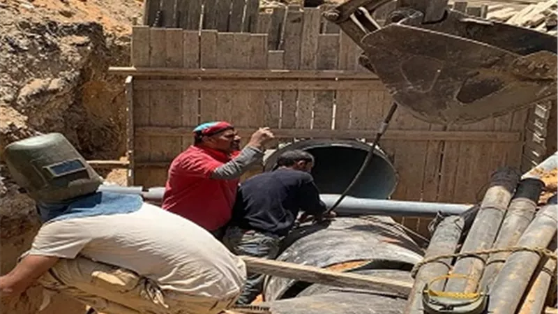 تحويل خط مياه متعارض مع قواعد المترو بشارع المطار شمال الجيزة
