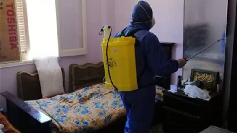 تطهير وتعقيم منازل المخالطين للحالات كورونا بمدينة نويبع ..بالصور