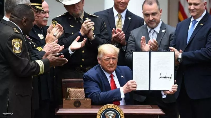 ترامب يوقع أمرا تنفيذيا لإصلاح مرتبات الشرطة