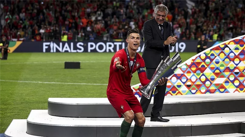 تجديد عقد صانع تاريخ المنتخب البرتغالي