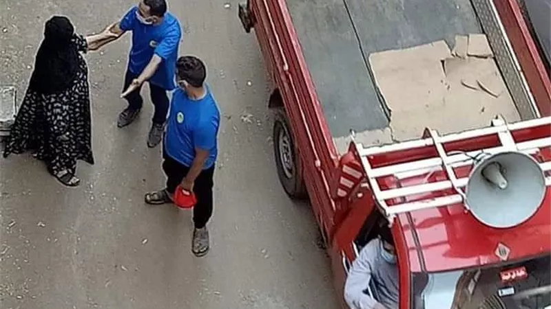 فتاة وسيدة بالبرادعة تتبرعان بمصوغات ذهبية لمواجهة كورنا